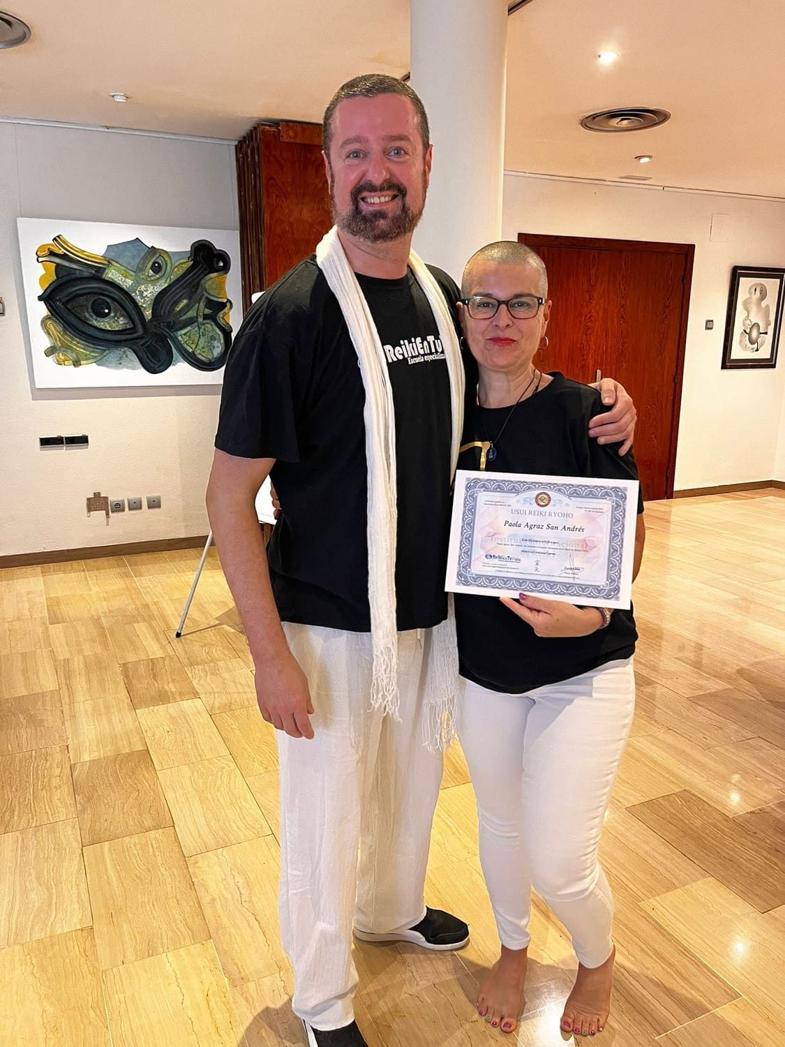 JavierMa junto a alumna con certificado de Maestría Reiki