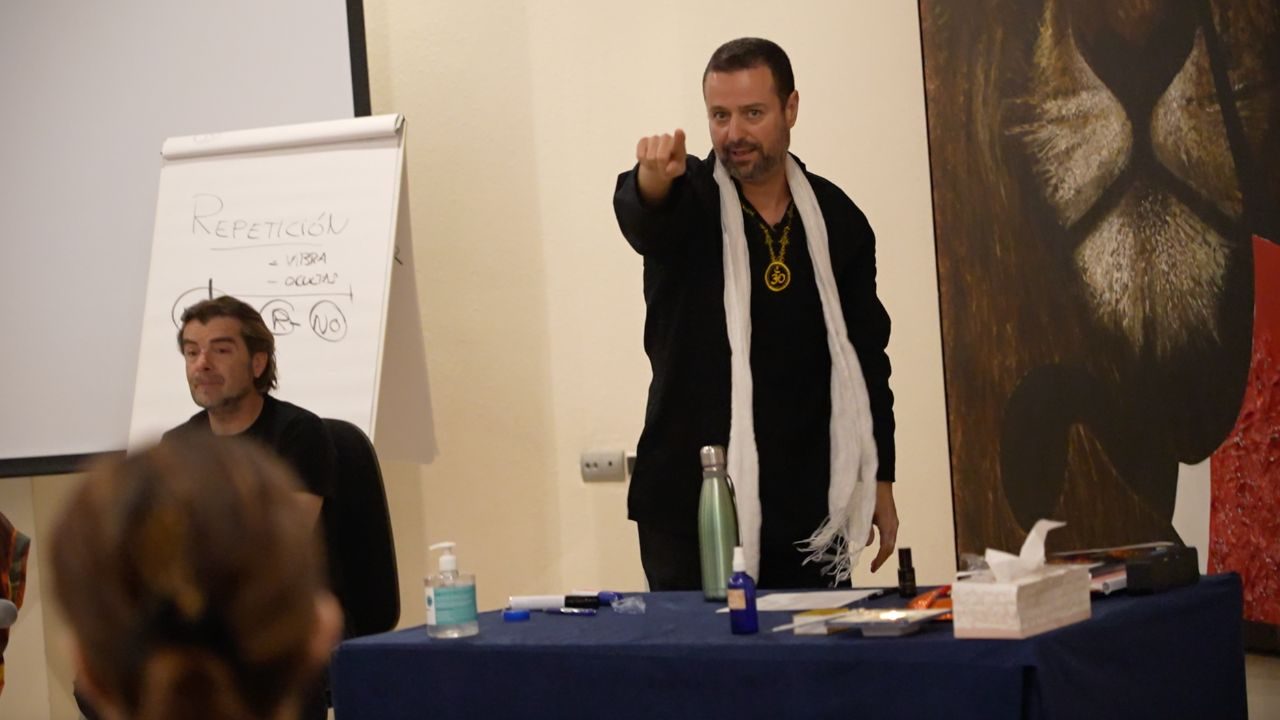 JavierMa enseñando Maestría Reiki
