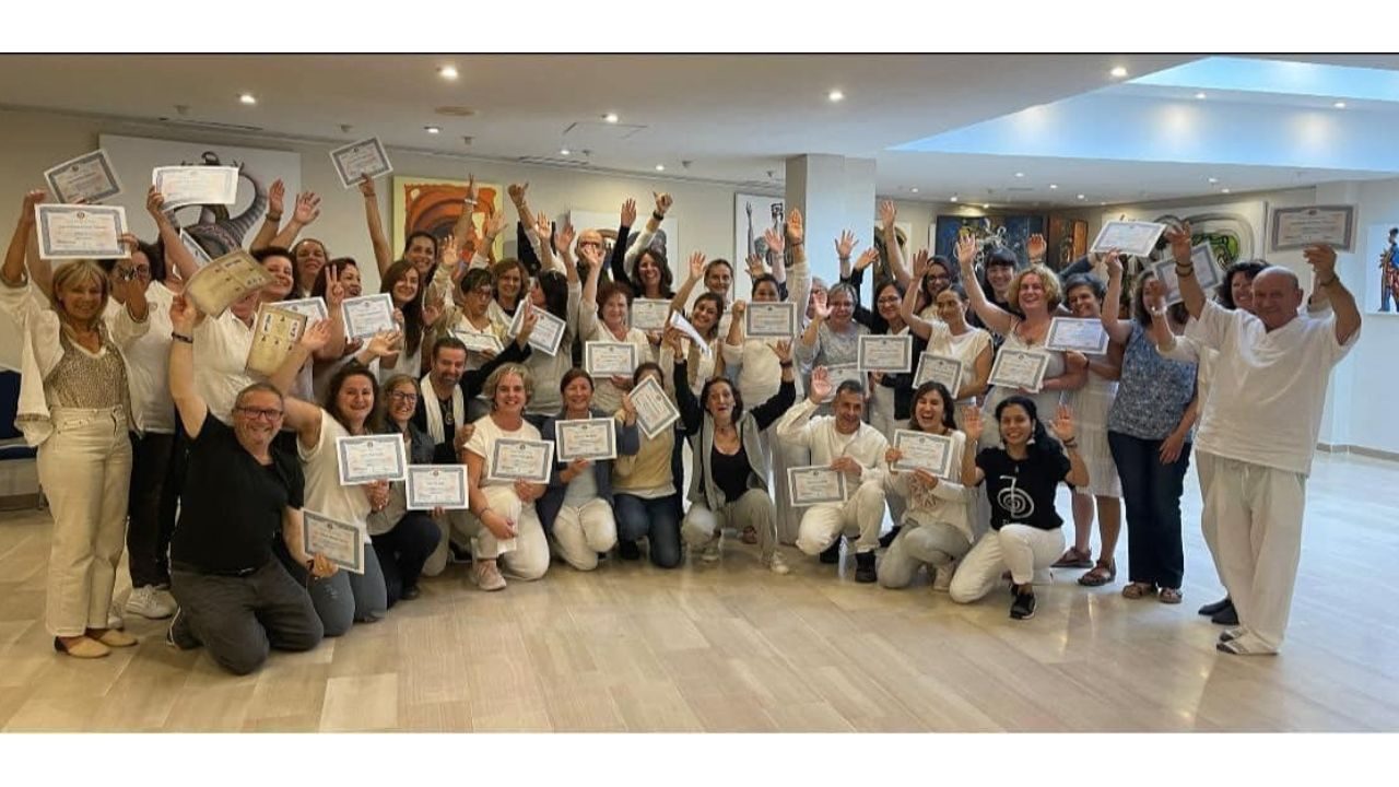 Alumnos celebrando Maestría Reiki